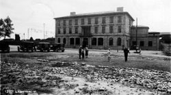 Lillestrøm stasjon, inngangsfasaden 1930. I forgrunnen drosjeholdeplass og krokketbane.