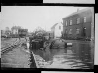 72. Lillestrømmen. Det væltede lokomotiv 1916. - no-nb digifoto 20140703 00068 NB NS NM 08719.jpg