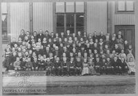 Elever og ansatte i 1898.Foto: Akershusbasen.