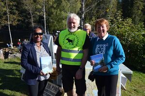 Sathiaruby Sivaganesh på vegne av Aktive Kvinner i Bjerke med Håvard Pedersen fra Lillomarkas Venner og ordfører Marianne Borgen under utgivelse av boken med tittel «Leve Lillomarka» og undertittel «Lillomarkas Venner gjennom 50 år» under 50års jubileum til Lillomarkas Venner. De smiler og er glade for hva Lillomarkas Venner representer og har klart å utføre for Lillomarka i 50 år.
