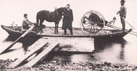 Liten ferge av samme type som kan ha vært benyttet ved Tråstad sund ved Glommakneet i tidligere Vinger kommune. Illustrasjonsbilde. Foto: Kongsvinger-Vinger historielag.