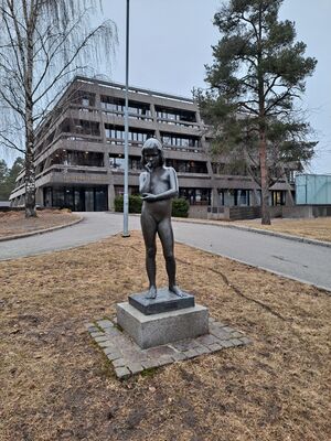 Liten pike 10 år skulptur Kolbotn sentrum foto Eva Rogneflåten 26.03.2022 1.jpg