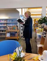 Bibliotekar Liv B. Kiland i kjent positur ved møtet som vart arrangert av Fyresdal Bygdekvinnelag i høve av at ho slutta i stillinga i Fyresdal. 31. mars 2022.