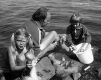 Liv Elin, Ronald og Kai Tormod Hansen renser abbor fisket i Mjøsa, Redalen. Foto Inger Hansen, ca 1972.