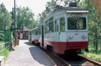 Ljabru holdeplass på Ekebergbanen med de siste av de gamle Ekebergvognene i rødt og grått, skiftet ut i 1974. Foto: Erik Borgersen/Akershusbasen (1974).