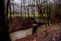 Like før Ljanselva forsvinner inn i den siste kulverten før Bunnefjorden, passerer den terrasseblokkene i Herregårdsveien. Foto: Leif-Harald Ruud (2019)