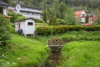 I dalsøkket sørøst for Munkerud flyter elva stille mellom villahagene. Foto: Leif-Harald Ruud (2015)