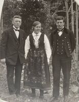 Signe Larsgard flankert av Per A. Løhne (til venstre) og Sigurd S. Reinton, som også virka som dirigentar i Hol. Ukjent fotograf.