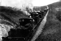 Lokomotiver arbeider tungt i Brynsbakken ut fra Kristiania i 1890.