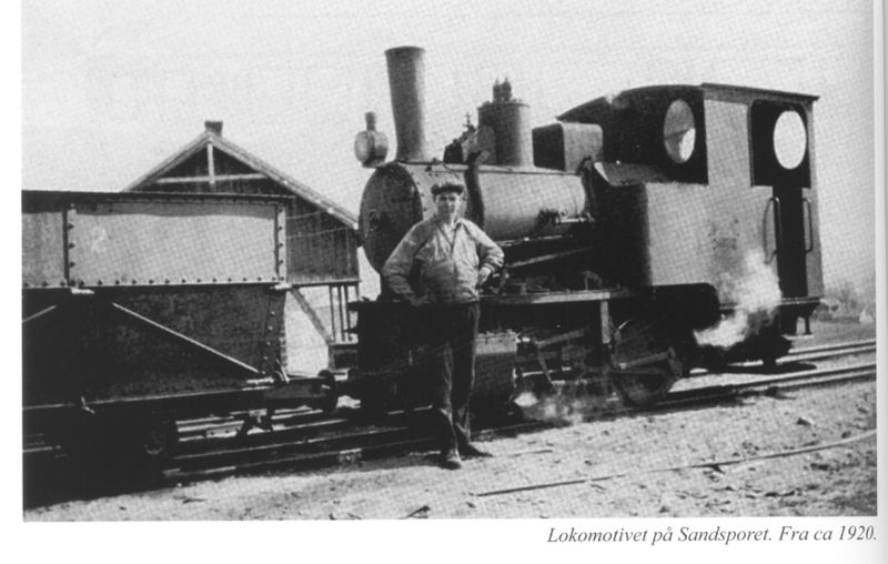 Fil:Lokomotivet på sandsporet til Leirsund ca. 1920.JPG