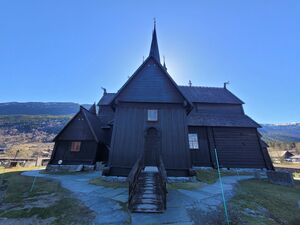Lomstavkirke-bak.jpg