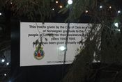 Skilt ved foten av juletreet på Trafalgar Square som forteller at det er gitt av Oslo kommune. Foto: Stig Rune Pedersen