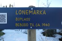 Eiker Historielag har satt opp skilt ved Lonemarka. Foto: Kjell Klokkerud (2022).
