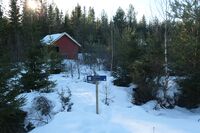 Eiker Historielag har satt opp skilt ved Lonemarka. Foto: Kjell Klokkerud (2022).