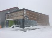 Longyearbyen kulturhus ble innviet i 2010, her fotografert en februardag i 2017. Foto: Elin Olsen
