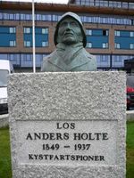 Byste av losen Anders Holte på torget i Harstad. Foto: Gunnar Reppen