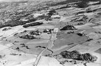 Losbylinja og Losbyelva ligger helt nederst i bildet, Gamle Strømsvei og Lørenskog kirke lenger opp. Fotokilde Lørenskog Historielag.