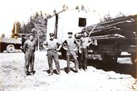 Motortralla «Loppa» som ble brukt på Losbysporet fra 1914 til 1940. Fra venstre: Sigurd Larsen, Hans Øverby, Gunnar Johansen og Alfred Holen. Fotokilde: Lørenskog Historielag.