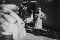 140. Lossing av gods på Darbu stasjon (oeb-201132).jpg