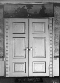 Hoveddøren inn til ferstsalen, med supraport. Foto: Ole Olsen Ranheimsæter/Norsk Folkemuseum (1908).