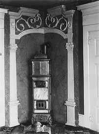 Ovn i stuen i første etasje, i tilknytning til festsalen på hjørnet mot de to andre stuene. Foto: Anders Beer Wilse/Norsk Folkemuseum (1919).