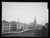 Lovisenberg ca. 1920. Lovisenberg kirke i bakgrunnen og Sebbelows Stiftelse i høyre bildekant. Foto: Narve Skarpmoen