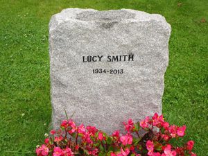 Lucy Smith gravminne.JPG