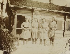 Lund og venninner ved hytte 1916-27.jpg
