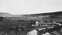 Lundebakken våren 1940, med Dørjebruplassen til høyre midt på bildet. Husene i forgrunnen til venstre er naboeiendommen Dørjebruløkka.