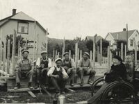 Castbergs hus i Lundenveien 20 under bygging i 1939. Ragnhild Castberg til høyre, murmester Sigurd Horn til venstre. Huset fikk navnet «Lundar». Ukjent fotograf.