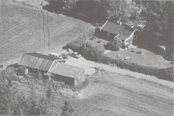 Lw Fossum, bilde fra Norske Gardsbruk 1990.png