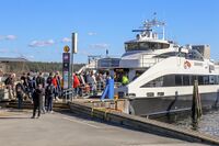 Hurtigbåten Baronessen, med Norled som operatør, har nettopp lagt til ved Lysaker brygge. Foto: Leif-Harald Ruud (2025).