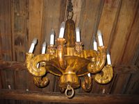 Lysekrone frå Moland kyrkje (Fyresdal). Kunstnar: Bendik Veum. (Foto: Olav Momrak-Haugan, 2011)