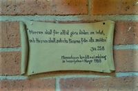 Tekst under minnesteinen i Kista kyrka. Foto: Trond Nygård