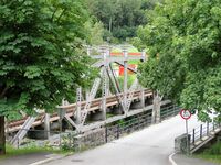 Brogata har navn etter Mælandsbrua, som fører veien over elva Måna. Parallelt med vegbroa går det en jernbanebro. Foto: Stig Rune Pedersen (2021)