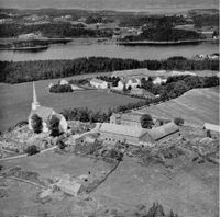 Kirkas beliggenhet ved siden av Mære landbruksskole. Foto: Ukjent