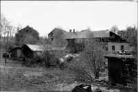 Møllebebyggelsen i Sagdalen 1970. Foran til venstre smia, til høyre uthus i Brodal, Skjettenveien 3. Bak fra venstre Gisledal mølle, Nedre mølle og Spinneriet fra 1888.