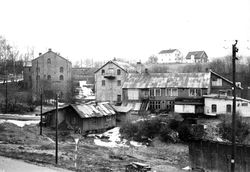 Området som opprinnelig het Gisledal og som i dag kalles Mølleparken, slik det så ut kort før branner og nedrivning i 1973. Midt på bildet ligger Nedre mølle der flere virksomheter holdt til: I 1. etasje lå Grammofonplatefabrikken, i 2. etasje Barberbladfabrikken og Egonova Kosmetikk, og i 3. etasje var Strømmen Møbelsnekkeri.