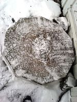 Understeinen var åttekantet og forsterket med en jernring som nå er borte. Foto Kristian Koller.