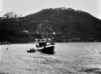 Karane i prama plukar opp putekilane som flotnar opp når båten kjem på sjøen.