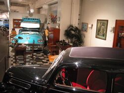 Strømmen Storsenter (1) svart Ford og blå Ford Fairline Skyliner, interiør. Foto Steinar Fjeldvang.