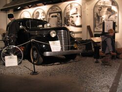 Strømmen Storsenter (5), Even Fjeldvang, svart 1937 De Soto De Luxe Six reg AR30995, Diamant sykkel trolig 1938, foto Steinar Fjeldvang.