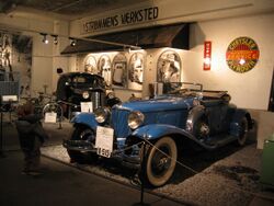 Strømmen Storsenter (4), Even Fjeldvang, blå 1930 Cord C reg A515, svart 1937 De Soto reg AR30995, Diamant sykkel trolig 1938, foto Steinar Fjeldvang.