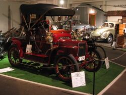 1907 Rover reg E-698 fremst, bl.a. folkevogn og motorsykkel bak, foto Steinar Fjeldvang.