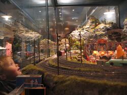 Strømmen Storsenter (15) Even Fjeldvang beundrer modelltogbane, foto Steinar Fjeldvang.