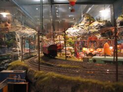 Strømmen Storsenter (16) Even Fjeldvang beundrer modelltogbane, foto Steinar Fjeldvang.