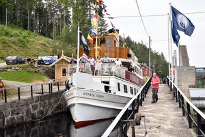 MS Henrik Ibsen i Vrangfoss sluser.jpg