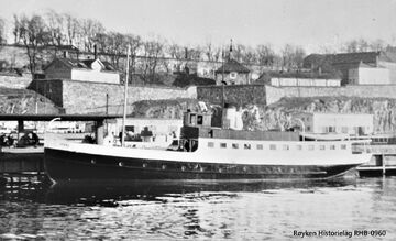 M/S Hval ved brygga i Oslo. M/S Hval var det tidligere D/S Røken som seilte på Vestfjorden fra 1918 til 1934. Hun ble da bygd om og dampmaskinen ble byttet i 1950 og kun seilte på Indre deler av "Askerlandet" til 1952.(Fotograf ukjent/Røyken Historielag-Blåhellasamlingen)