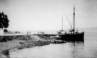 Motorjakta "Isbjørn" ved brygga på Ramton. Isbjørn var registrert i Göteborg og lastet 80 tonn. Gikk vesentlig med is fra Ramton, men også fra Bårsrud ned til Hönö, ei øy utenfor Göteborg. Brukt til kjøling av fisk. Foto fra 1956. Fotograf ukjent.
