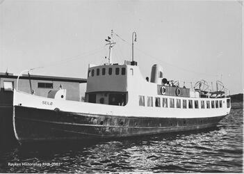 M/S Seilø på havna i Fredrikstad. Tidligere D/S Røken som seilte på Askerlandet og M/S Viken som Nesoddenbåt. Hun seilte på 1960-tallet mellom Fredrikstad og Strømstad. (Fotograf ukjent/Røyken Historielag-Blåhellasamlingen)